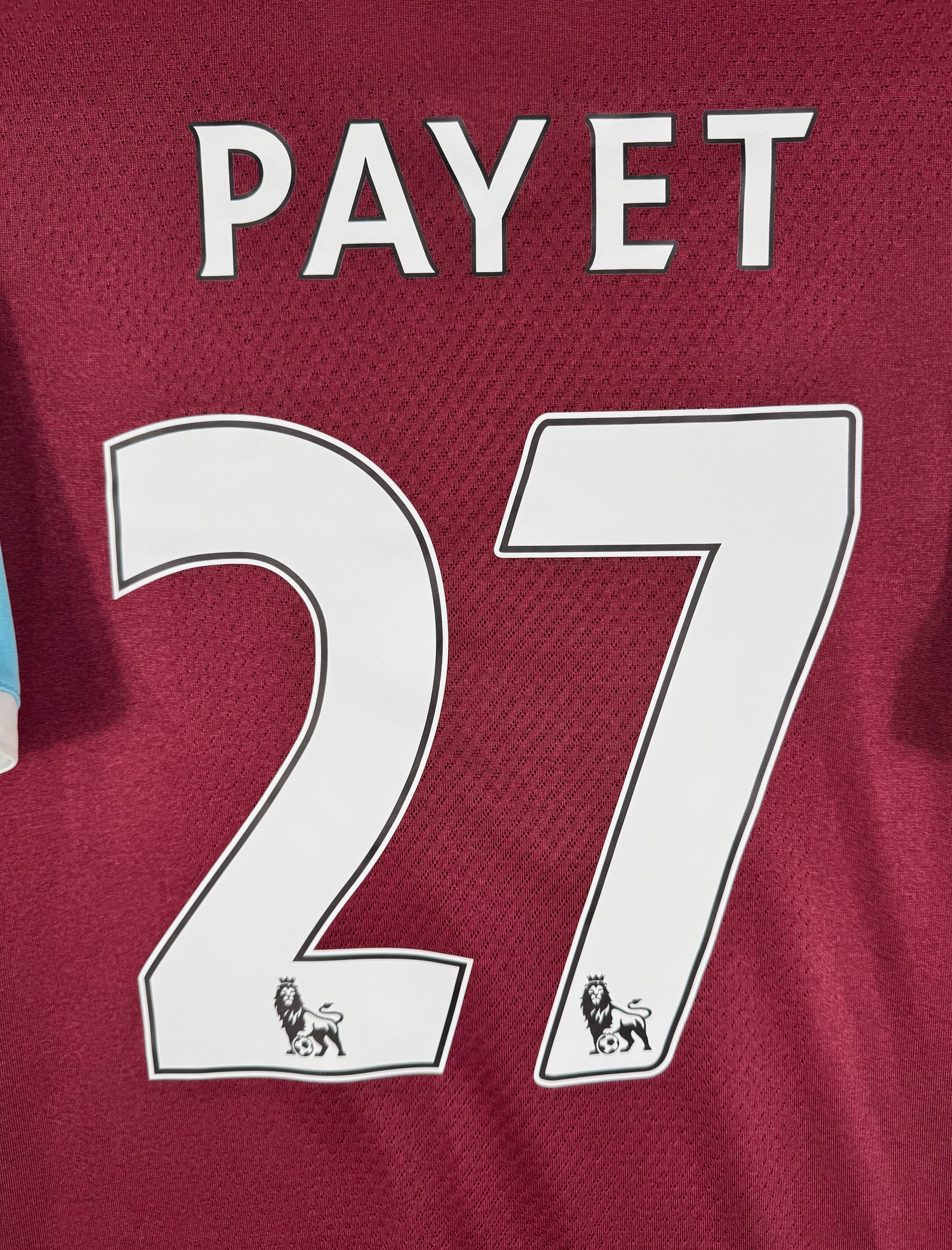 Détail de la typographie du flocage sur le numéro 27 de Dimitri Payet