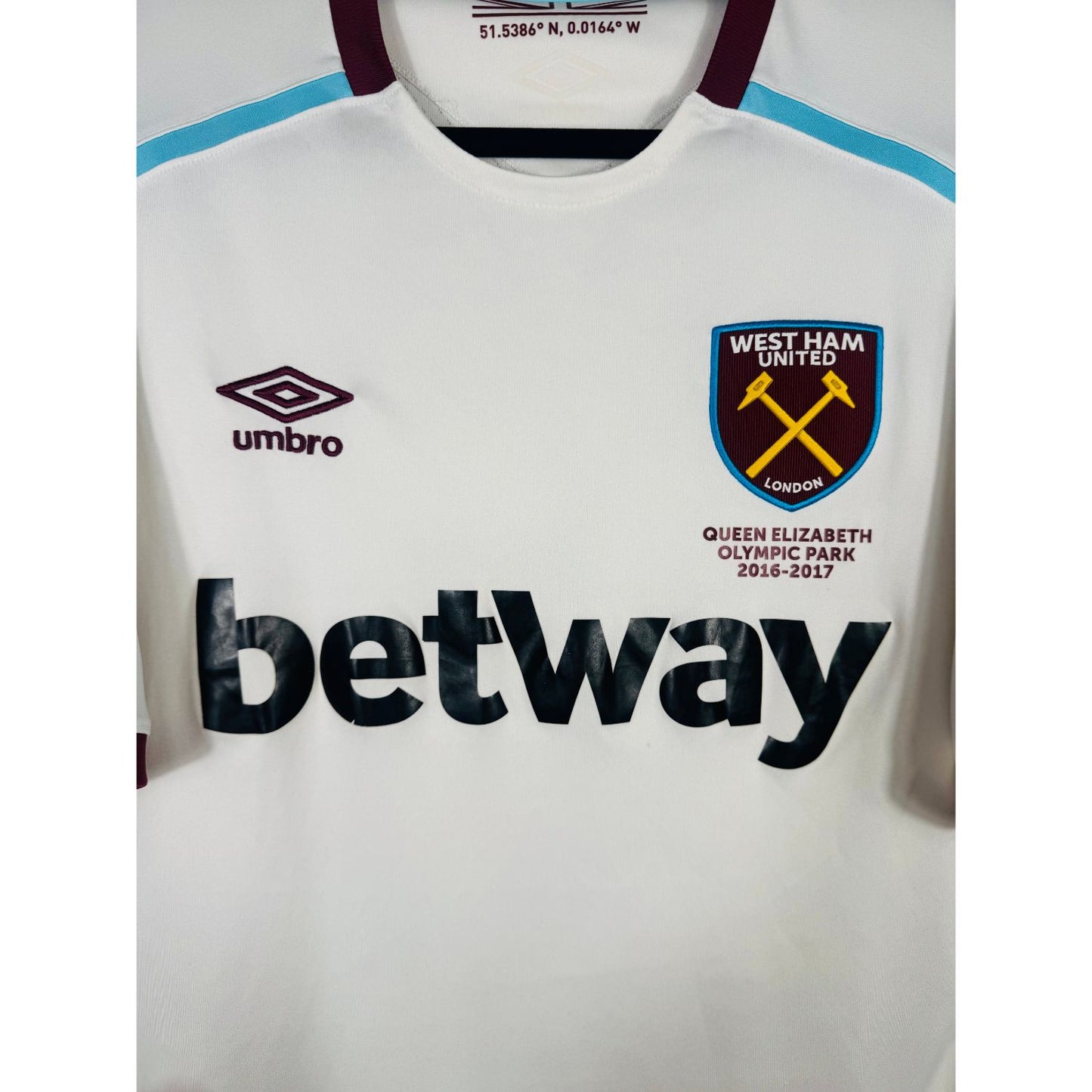 Détail de l'écusson de West Ham et du logo Umbro