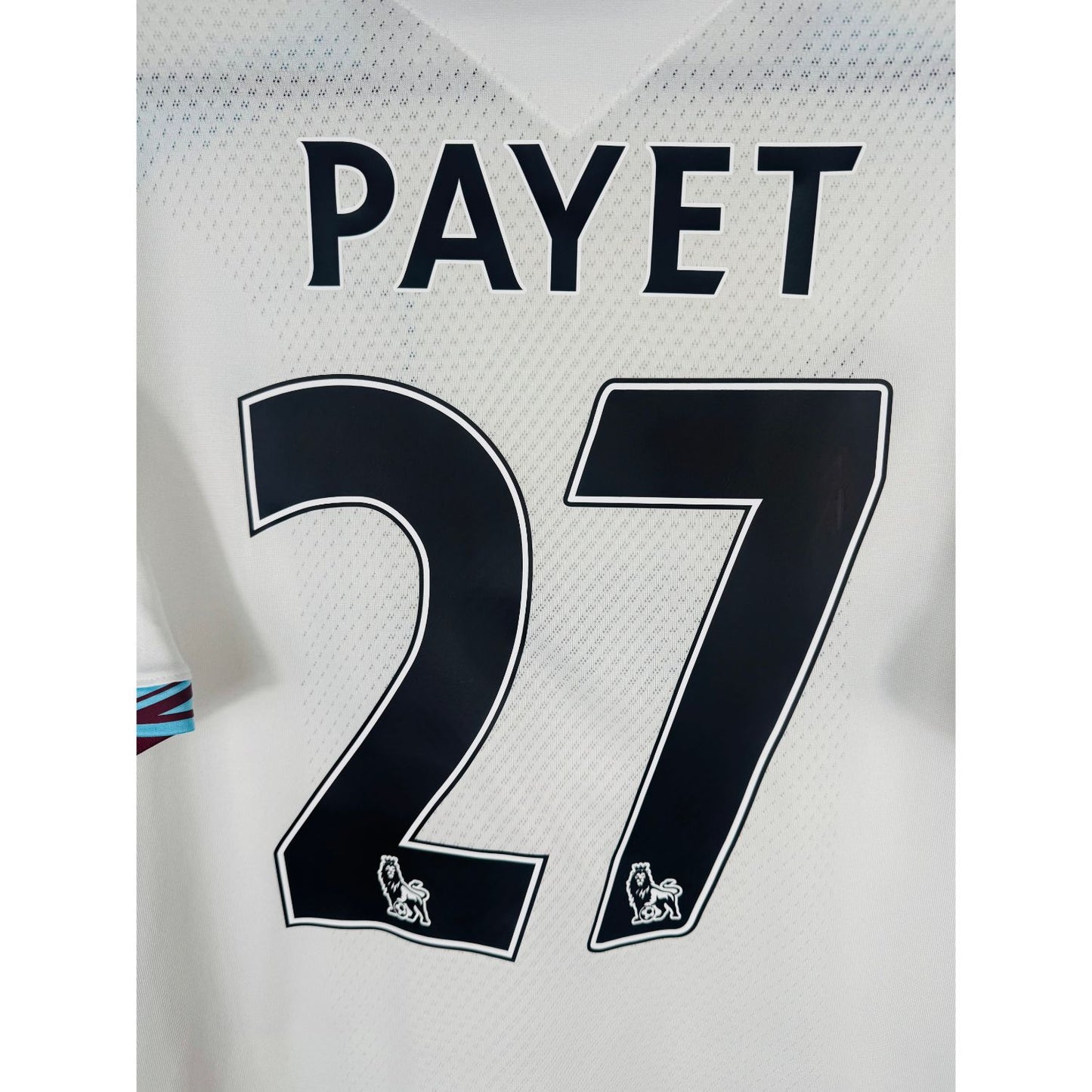 Détail de la typographie du flocage sur le numéro 27 de Dimitri Payet