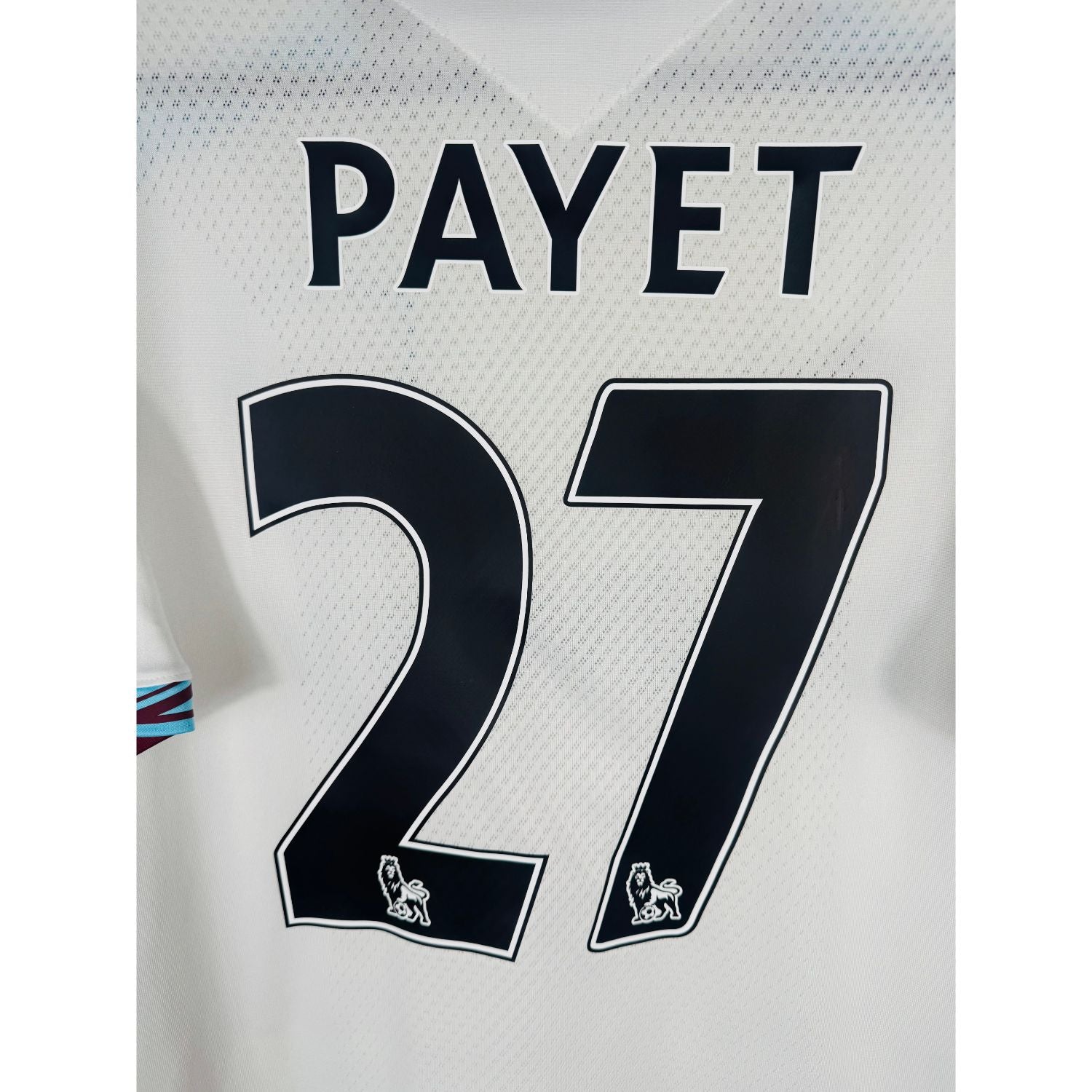 Détail de la typographie du flocage sur le numéro 27 de Dimitri Payet