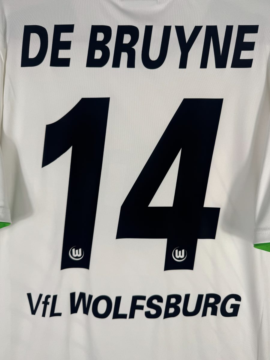 Zoom sur le flocage De Bruyne numéro 14 avec les logos W du club, Wolfsburg extérieur 2014-2015