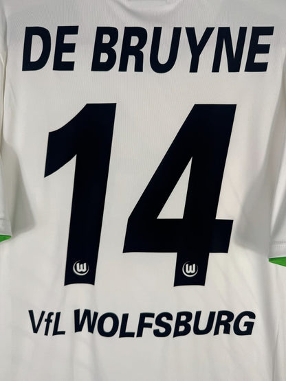 Zoom sur le flocage De Bruyne numéro 14 avec les logos W du club, Wolfsburg extérieur 2014-2015