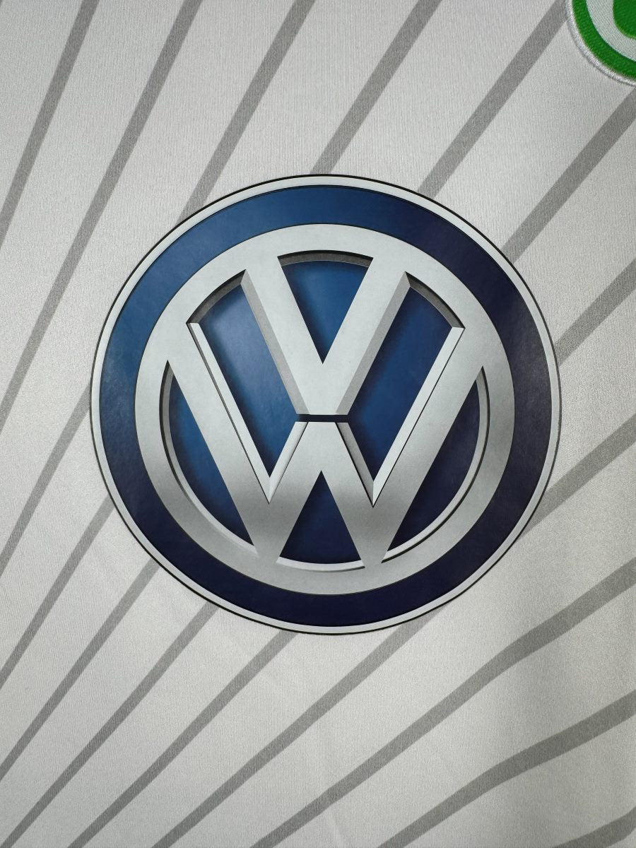Détail du logo Volkswagen en relief et des rayures diagonales tissées du maillot extérieur 2014-2015