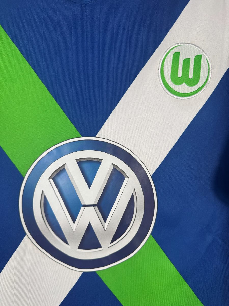 Détail du logo Volkswagen en relief et de l'écusson W de Wolfsburg sur le third 2014-2015