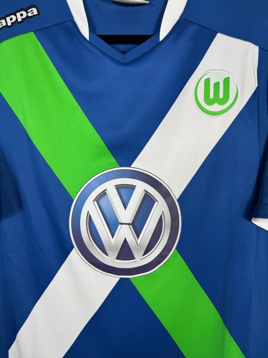 Détail de l'écusson de Wolfsburg et du logo Kappa