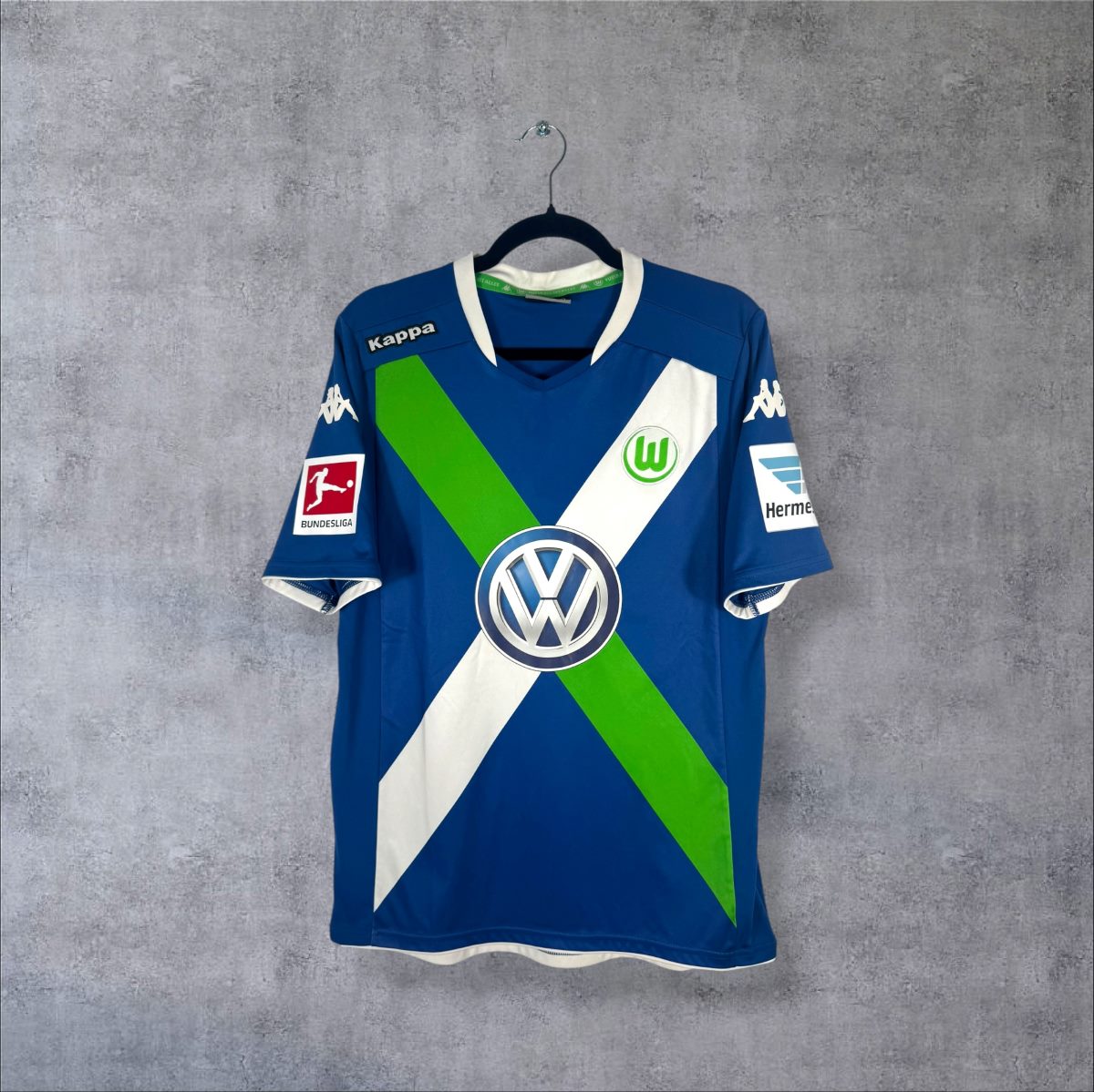 Face du maillot VfL Wolfsburg 2014-2015 third Kappa avec croix verte et blanche et sponsor Volkswagen