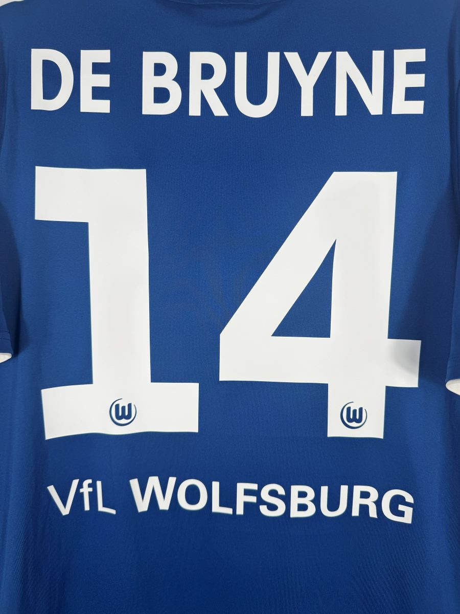 Zoom sur le flocage De Bruyne numéro 14 avec les logos W du club, maillot Wolfsburg 2014-2015
