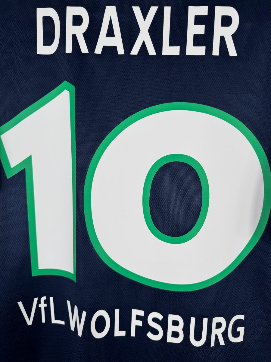 Détail du flocage Draxler 10 blanc à contour vert, maillot Wolfsburg third 2016-2017