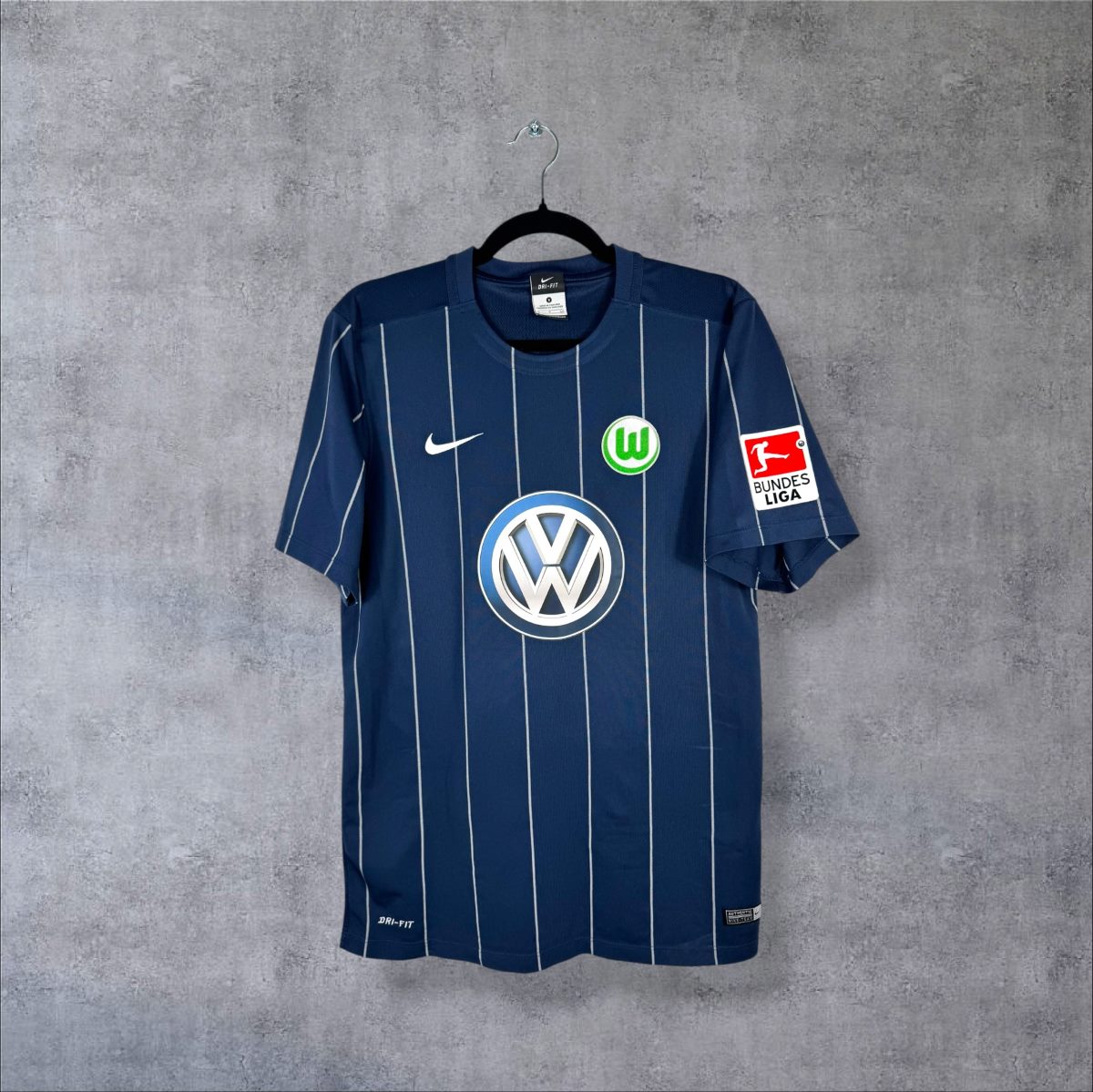 Maillot Wolfsburg 2016-2017 third de face, bleu marine à fines rayures, Nike et Volkswagen