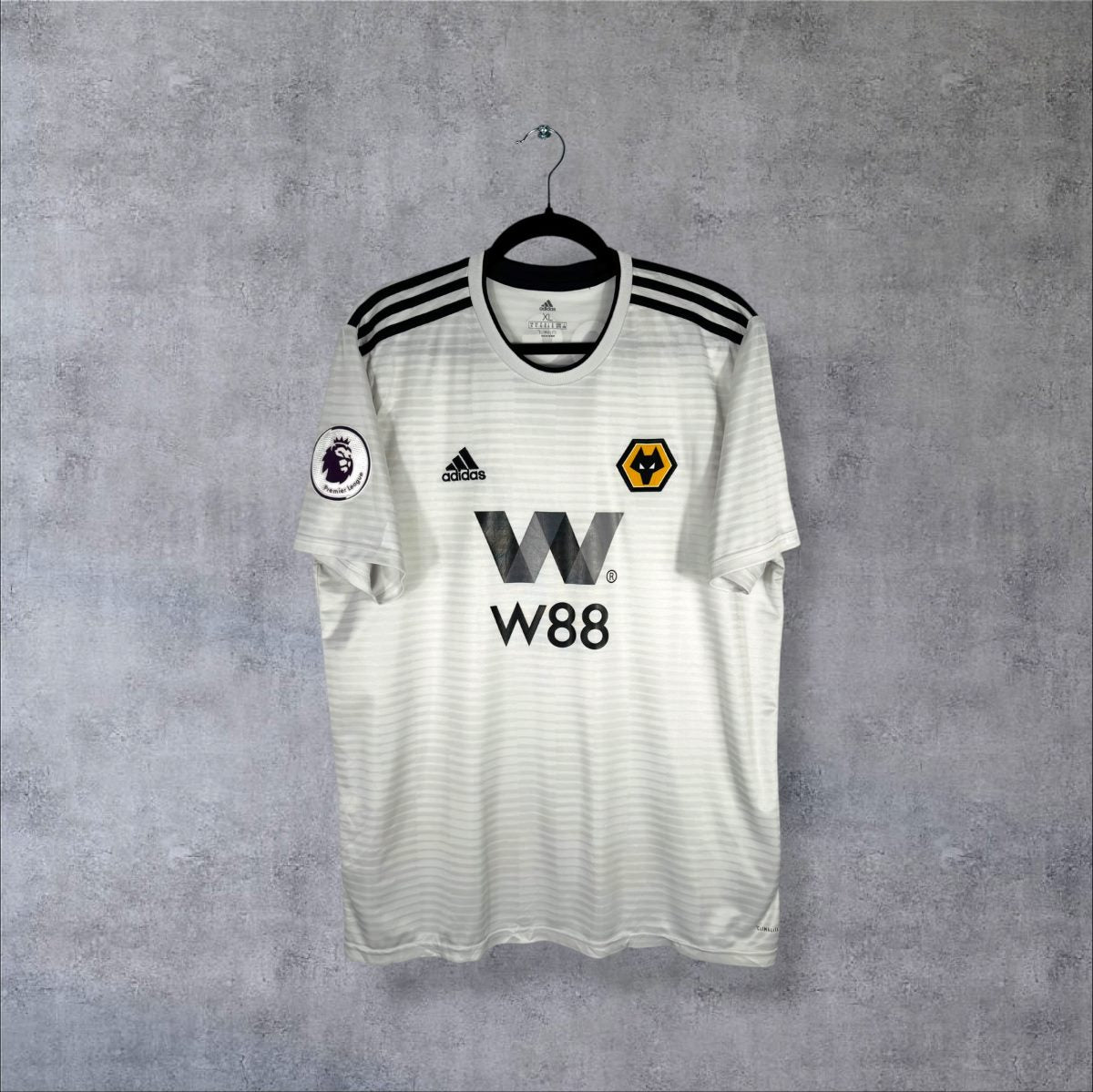 Face du maillot Wolverhampton 2018-2019 extérieur blanc adidas avec sponsor W88 et écusson Wolves
