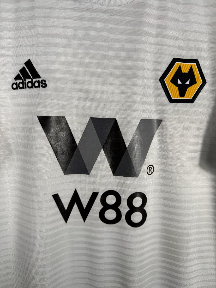 Détail de l'écusson hexagonal Wolves et du sponsor W88 sur le maillot extérieur 2018-2019 de Diogo Jota