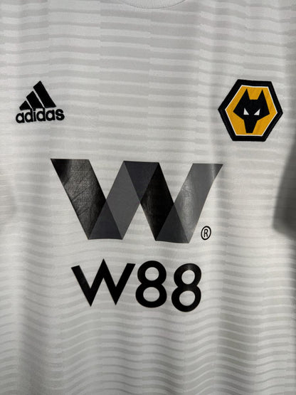 Détail de l'écusson hexagonal Wolves et du sponsor W88 sur le maillot extérieur 2018-2019 de Diogo Jota