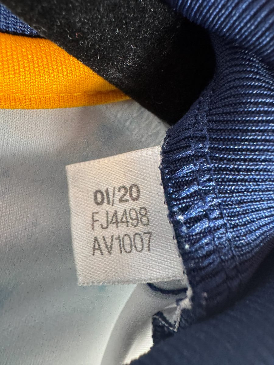 Étiquette adidas FJ4498 datée 01/20 du maillot Wolverhampton 2020-2021 extérieur