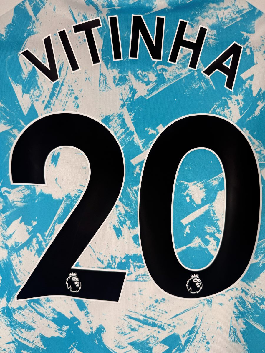 Détail du flocage Vitinha N°20 noir avec lions de Premier League, maillot Wolverhampton 2020-2021