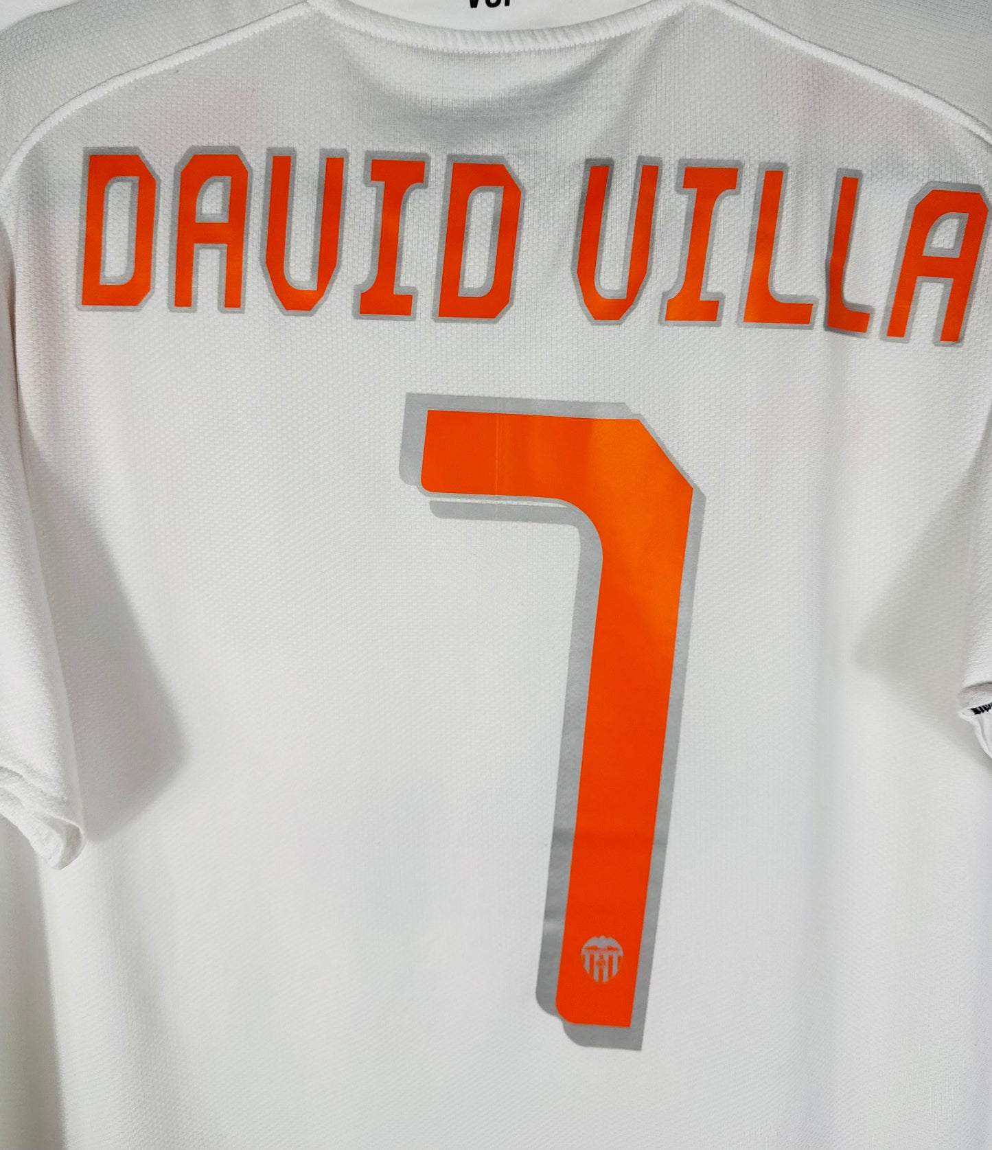 Zoom sur le nom DAVID VILLA et le numéro 7 orange avec liseré noir, typographie officielle du Valencia CF 2008-2009.