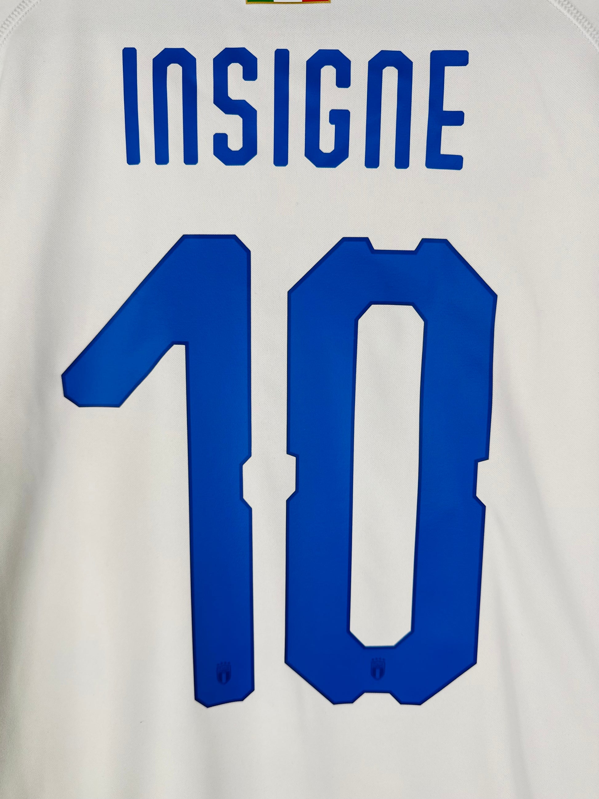 Zoom sur le numéro 10 bleu royal de Lorenzo Insigne avec typographie officielle de la sélection italienne 2017-2018.