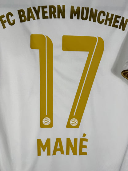 Zoom sur le numéro 17 doré de Sadio Mané avec typographie officielle Ligue des Champions du Bayern.