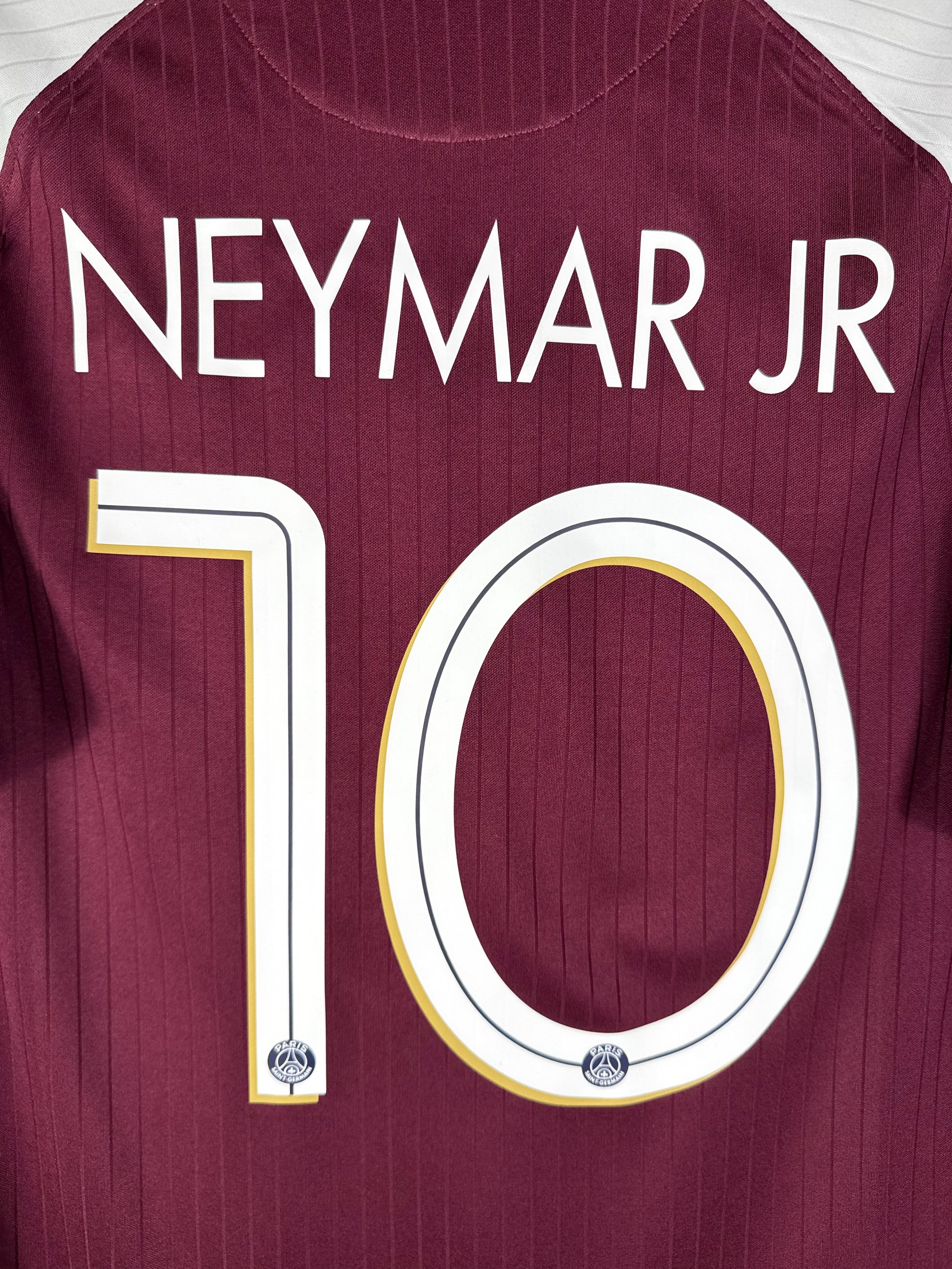 Zoom sur le nom NEYMAR JR et le numéro 10 blanc avec liseré, typographie officielle UCL du PSG 2020-2021.