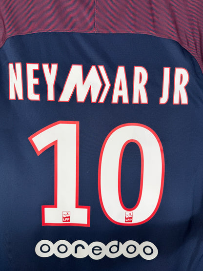 Zoom sur le nom NEYMAR JR et le numéro 10 blanc avec liseré, typographie officielle PSG 2017-2018.