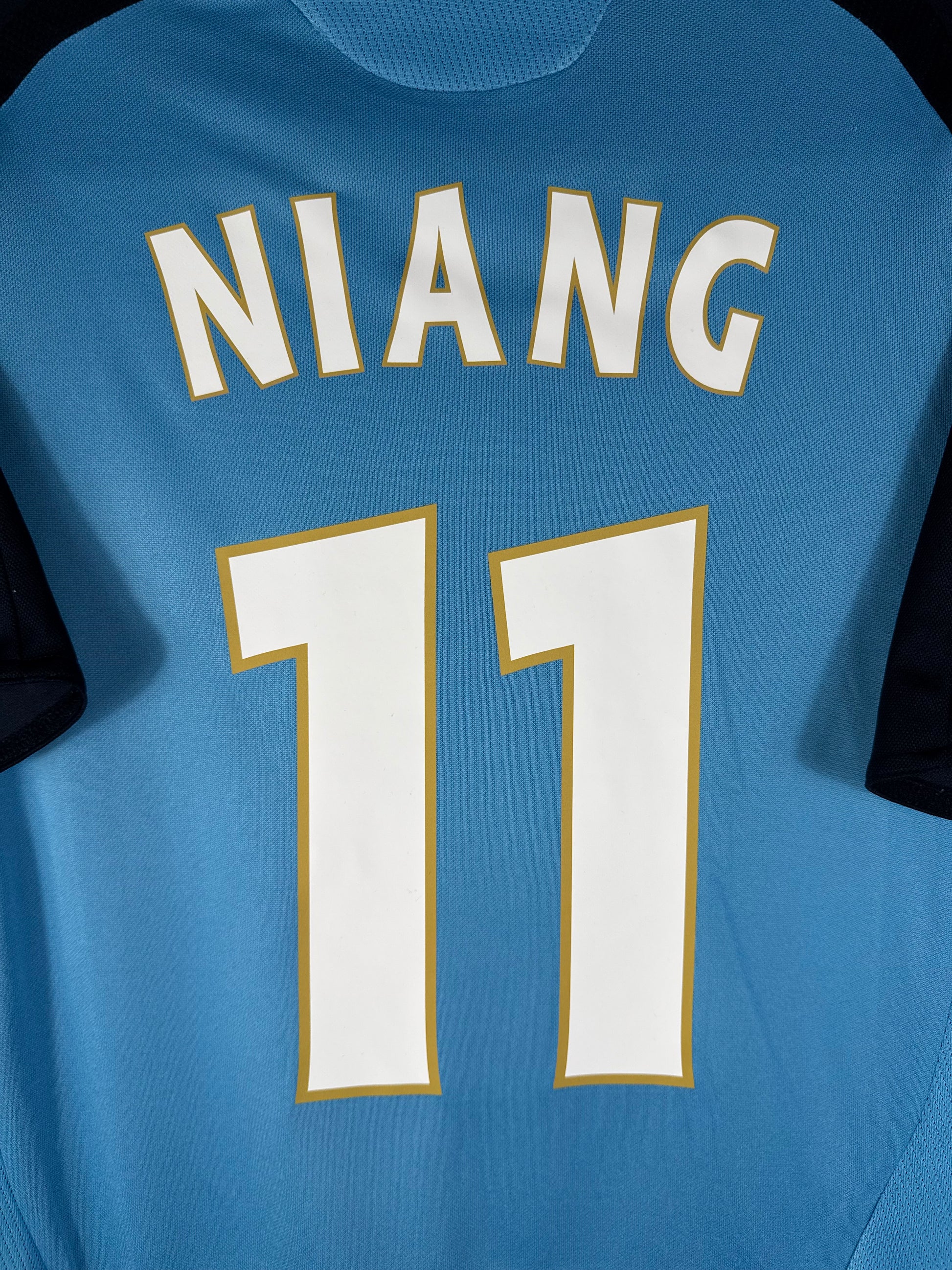 Zoom sur le nom NIANG et le numéro 11 blanc, typographie officielle européenne de l'OM 2008-2009.