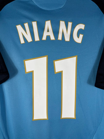 Zoom sur le nom NIANG et le numéro 11 blanc, typographie officielle européenne de l'OM 2008-2009.