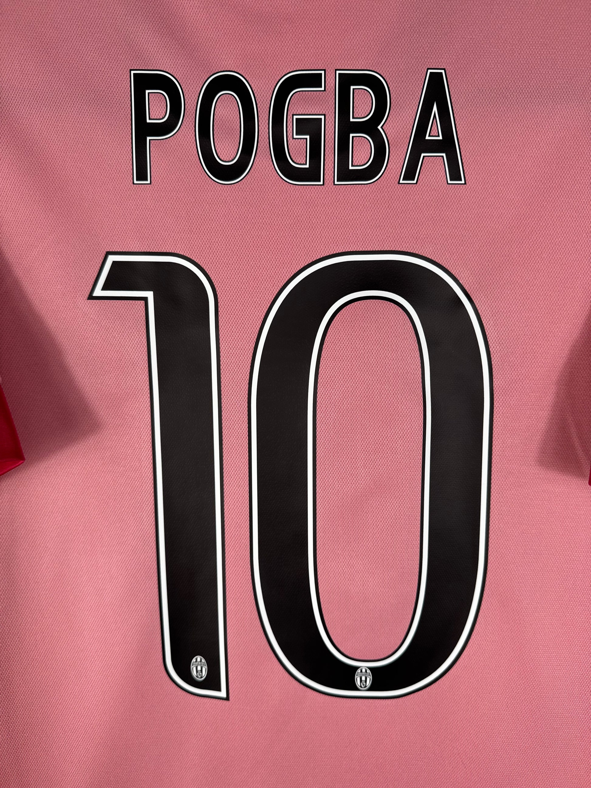 Zoom sur le numéro 10 noir de Paul Pogba avec typographie officielle Ligue des Champions de la Juventus.