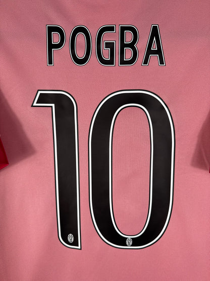 Zoom sur le numéro 10 noir de Paul Pogba avec typographie officielle Ligue des Champions de la Juventus.