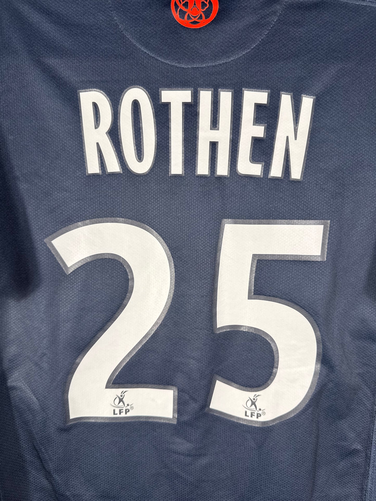 Zoom sur le nom ROTHEN et le numéro 25 blanc avec le logo de la Ligue de Football Professionnel.
