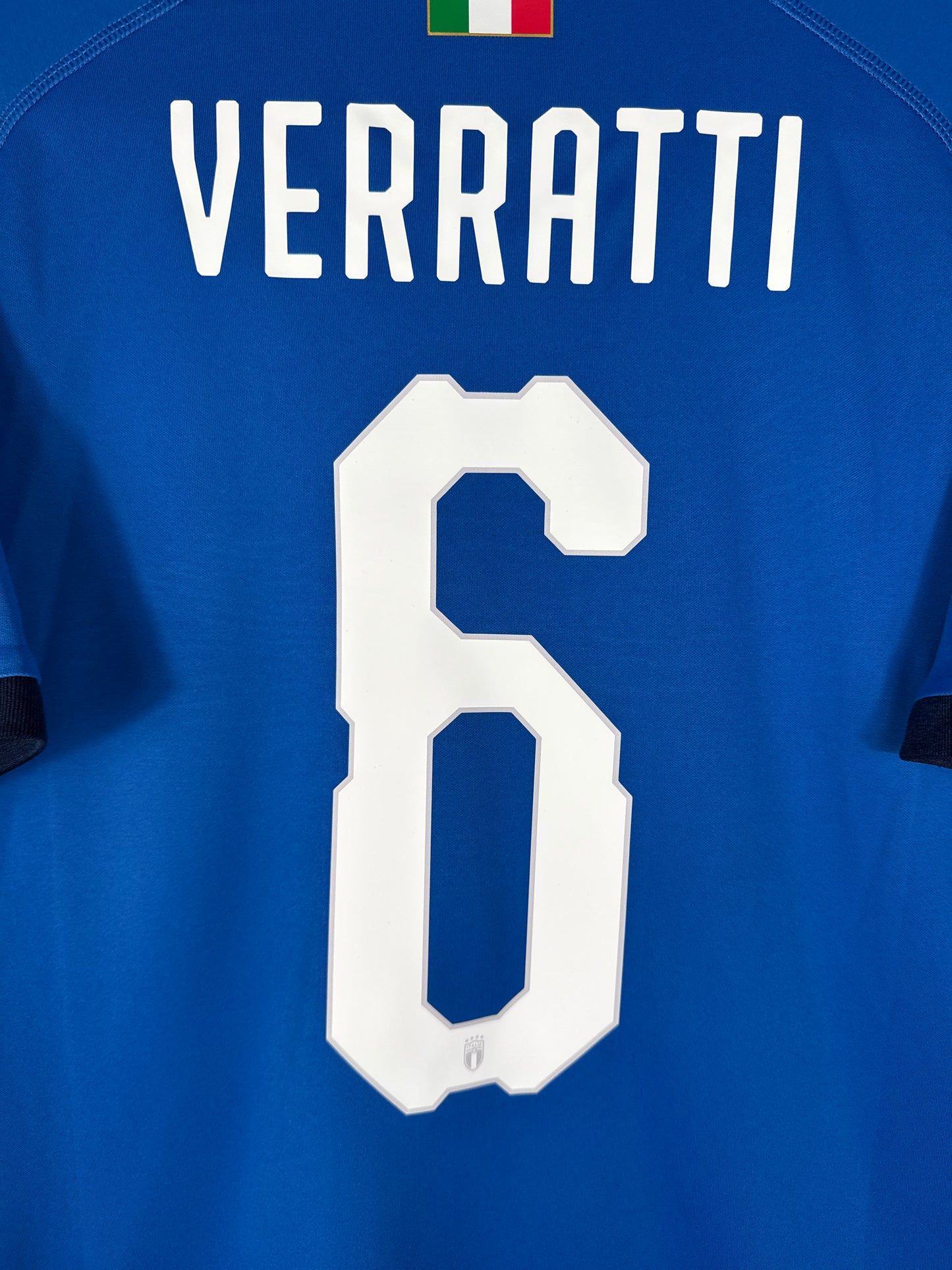 Zoom sur le nom VERRATTI et le numéro 6 blanc, typographie officielle de la sélection italienne 2017-2018.