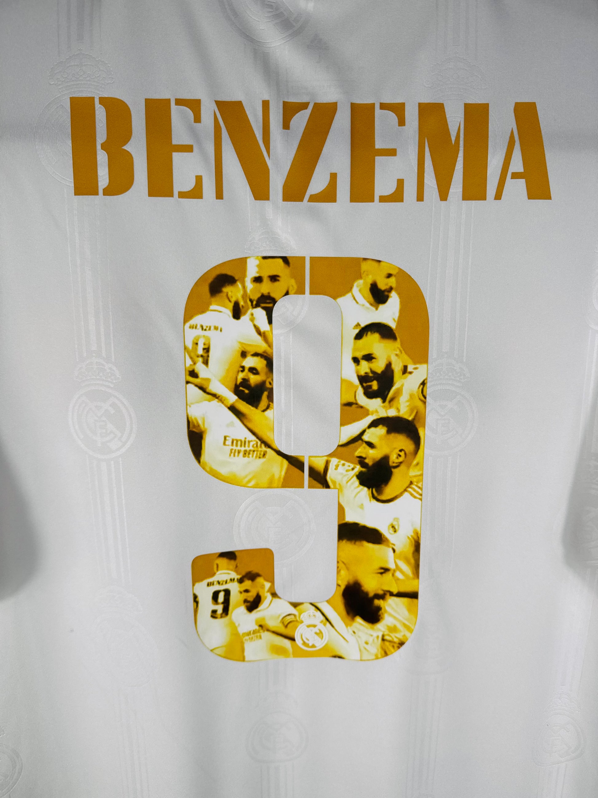 Zoom sur le numéro 9 doré de Benzema révélant le collage de photos commémoratif du Ballon d'Or.